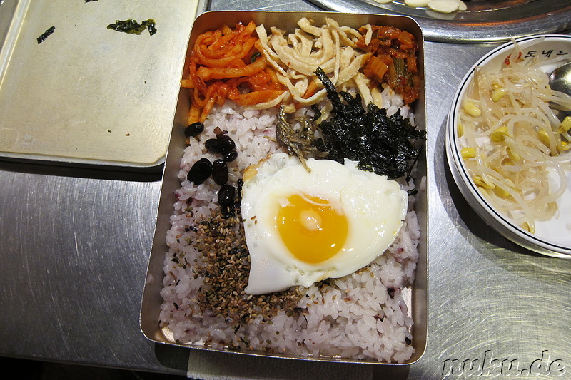 Als Beilage: "Lunchbox" (Dosirak; 도시락) mit Reis, Ei und Gemüse