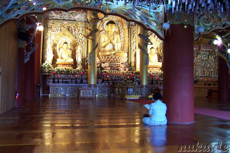 Altar im Yakcheonsa Tempel
