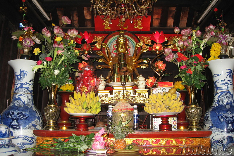 Altar in der One Pillar Pagoda