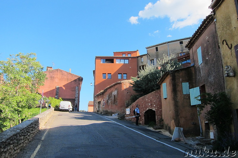 Altstadt von Roussillon im Naturpark Luberon, Frankreich