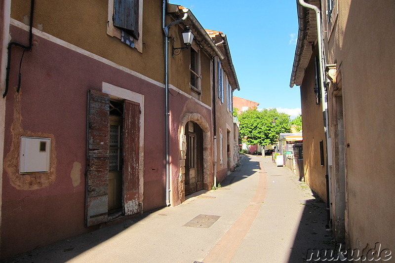 Altstadt von Roussillon im Naturpark Luberon, Frankreich