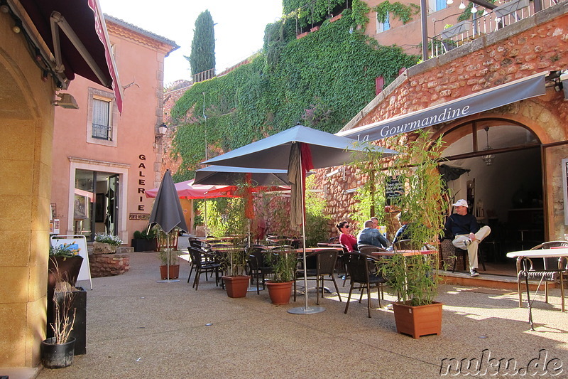 Altstadt von Roussillon im Naturpark Luberon, Frankreich