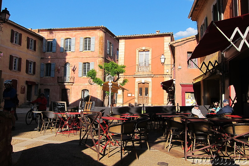 Altstadt von Roussillon im Naturpark Luberon, Frankreich