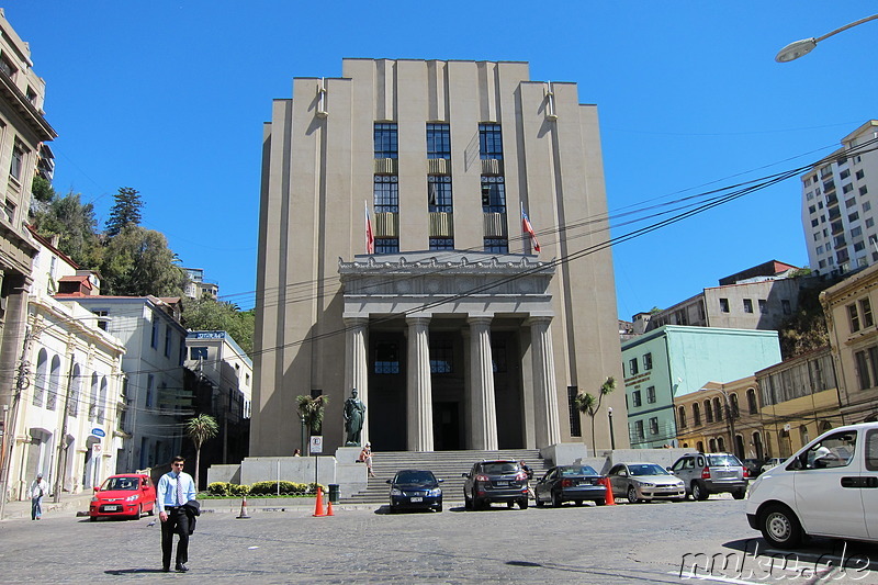 Am Fusse der El Peral Aufzugsanlage in Valparaiso, Chile