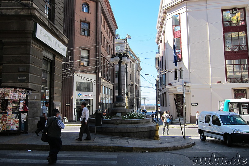 Am Fusse der El Peral Aufzugsanlage in Valparaiso, Chile