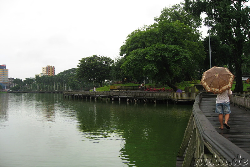 Am Kandawgyi Lake - See in Yangon, Myanmar