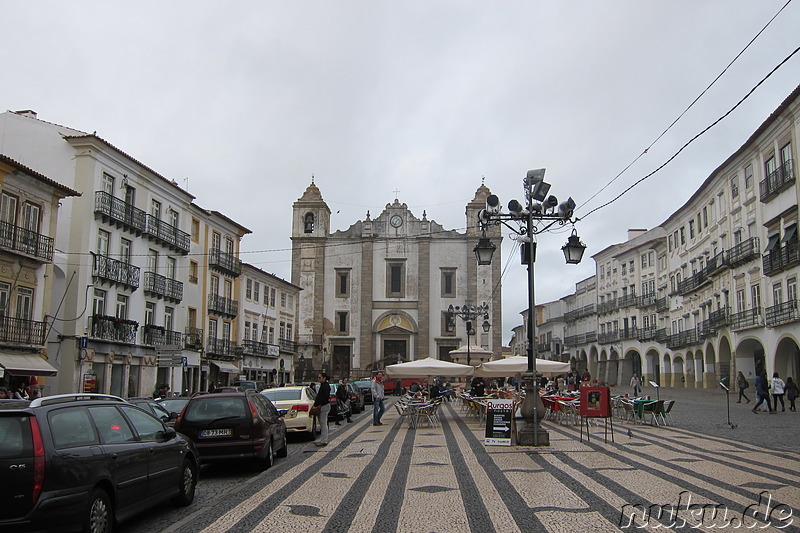 Am Praca do Giraldo - Platz im Zentrum von Evora, Portugal