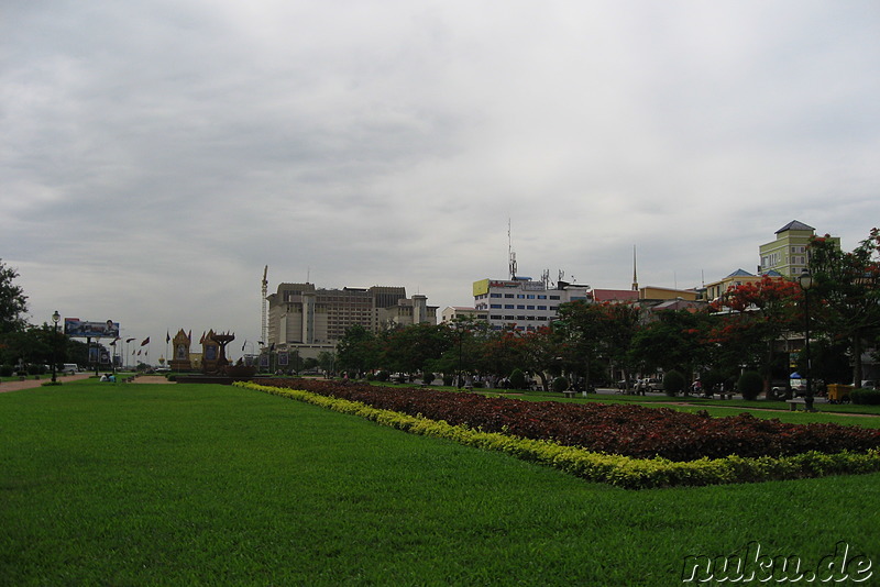 Am Unabhängigkeitsdenkmal in Phnom Penh