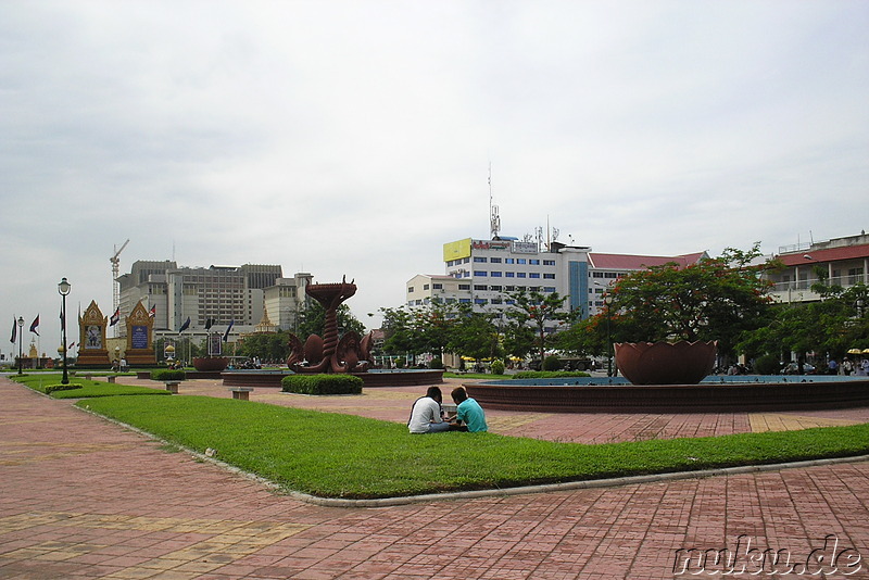 Am Unabhängigkeitsdenkmal in Phnom Penh