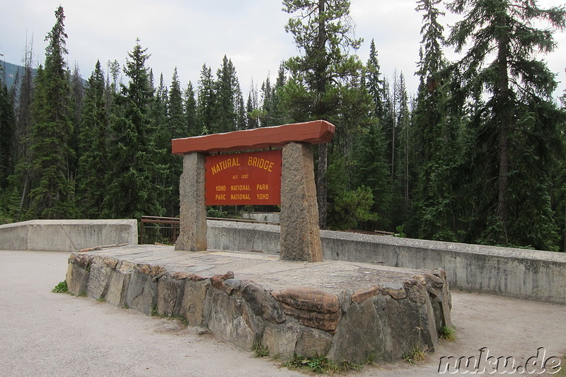 An der Natural Bridge - Natürliche Brücke aus Fels im Yoho National Park, Kanada