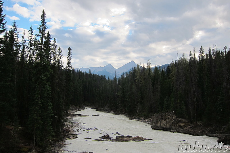 An der Natural Bridge - Natürliche Brücke aus Fels im Yoho National Park, Kanada