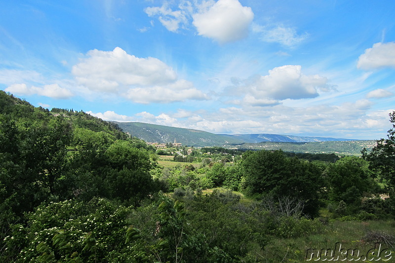 Anfahrt auf Bonnieux im Naturpark Luberon, Frankreich