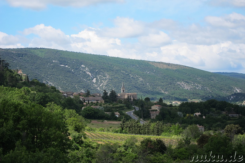 Anfahrt auf Bonnieux im Naturpark Luberon, Frankreich