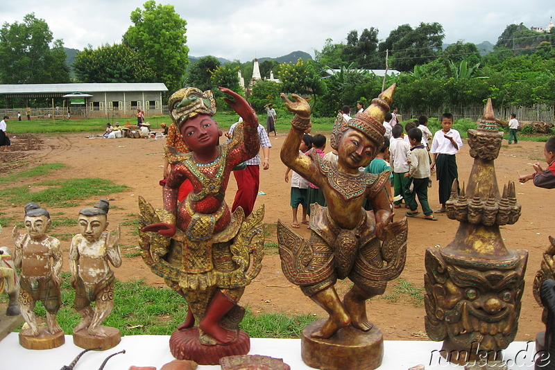 Angebotene Figuren auf dem Markt in Inthein, Myanmar