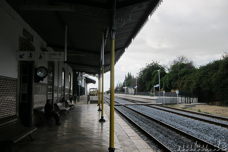 Ankunft am Bahnhof in Tavira, Portugal