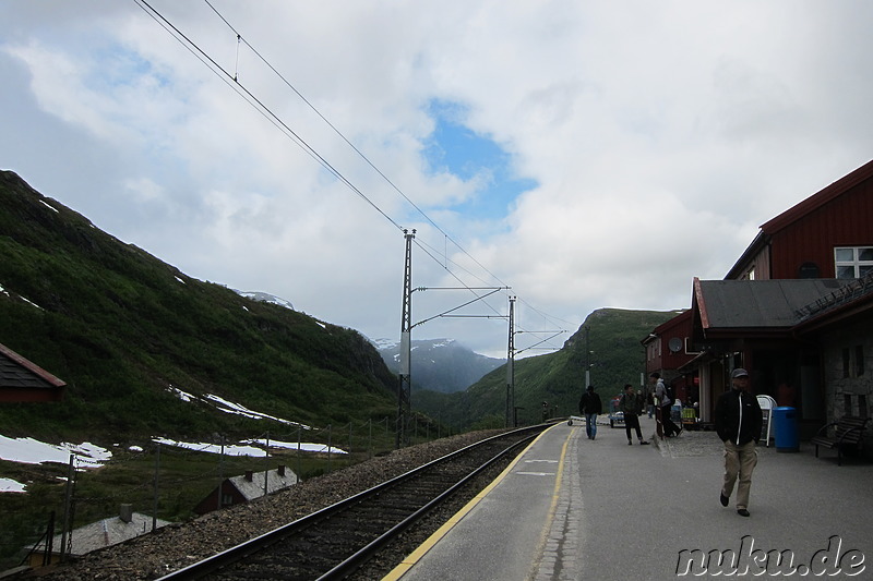 Ankunft der Flamsbana am Bahnhof von Myrdal, Norwegen