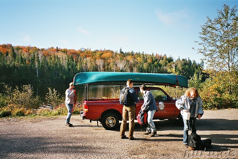 Ankunft mit den Kanus am See im Algonquin Provincial Park in Ontario, Kanada