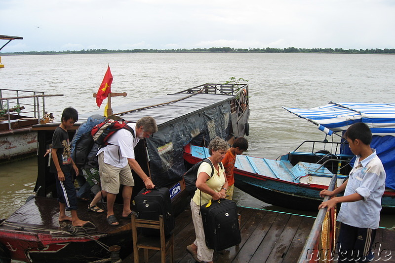 Anlegen zur Ausreise aus Vietnam am Grenzübergang Song Tien