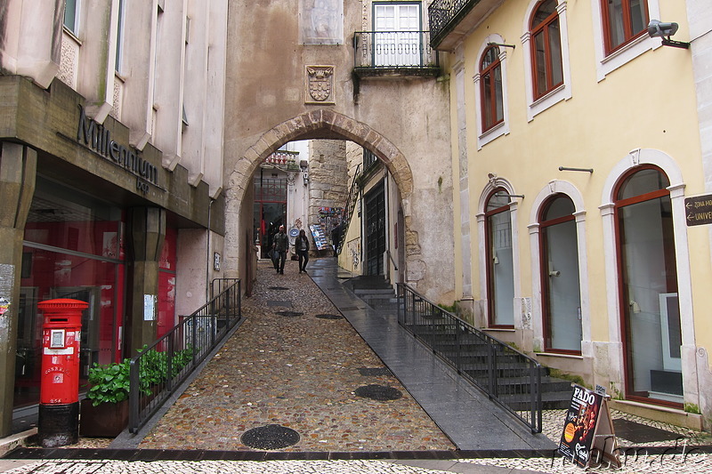 Arco de Almedina - Tor zur Oberstadt von Coimbra, Portugal