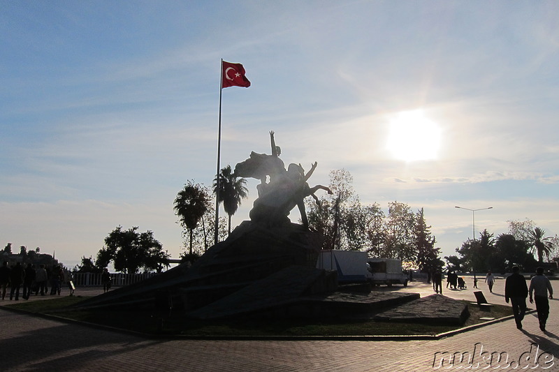 Atatürk Statue am Cumhuriyet Meydani in Antalya, Türkei