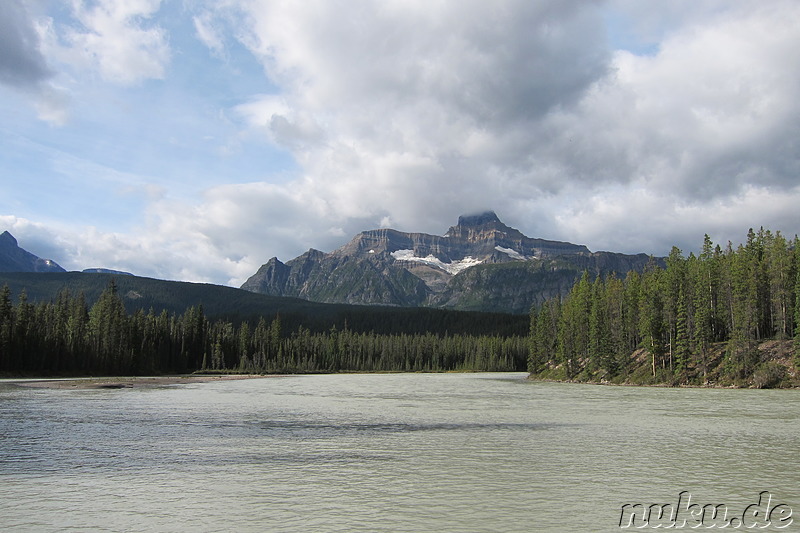 Ausblick an einem See im Jasper National Park, Kanada