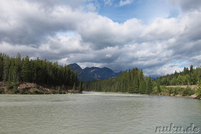Ausblick an einem See im Jasper National Park, Kanada