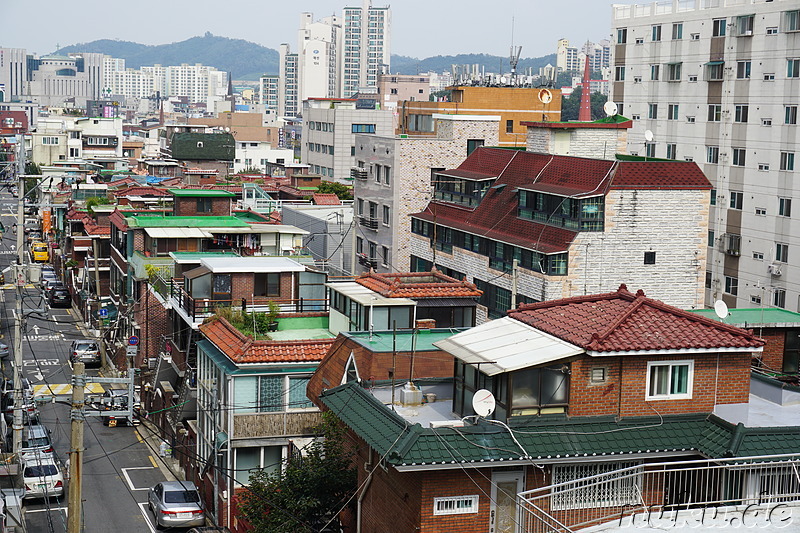 Ausblick auf Dächer mit Oktabbang (옥탑방) in Myeonmokdong (면목동), Seoul