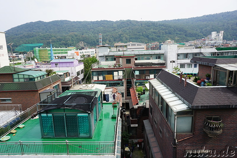 Ausblick auf Dächer mit Oktabbang (옥탑방) in Myeonmokdong (면목동), Seoul