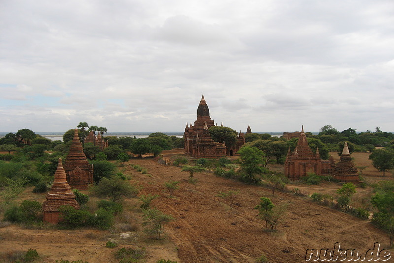 Ausblick vom Dach des Tha Gyar Hit - Tempel in Bagan, Myanmar