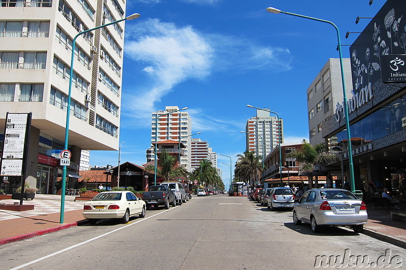 Avenida Juan Gorlero - Hauptstrasse von Punta del Este, Uruguay