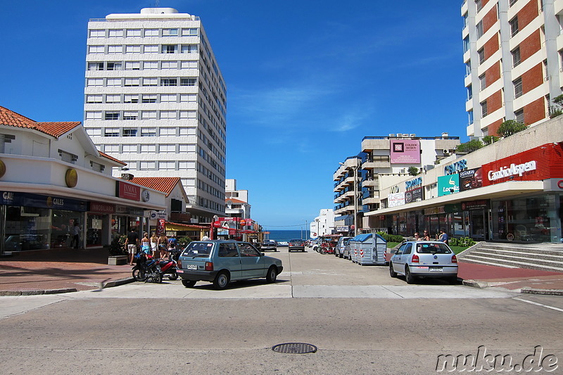 Avenida Juan Gorlero - Hauptstrasse von Punta del Este, Uruguay