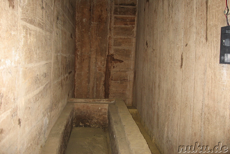 Badewanne in der Krankenhaushöhle auf Cat Ba Island, Vietnam