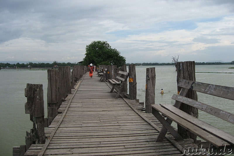 Bänke auf der U-Bein-Brücke in Amarapura, Burma