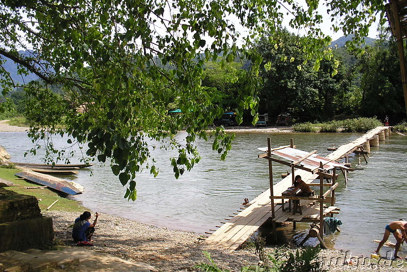 Bambusbrücke mit Zollstation