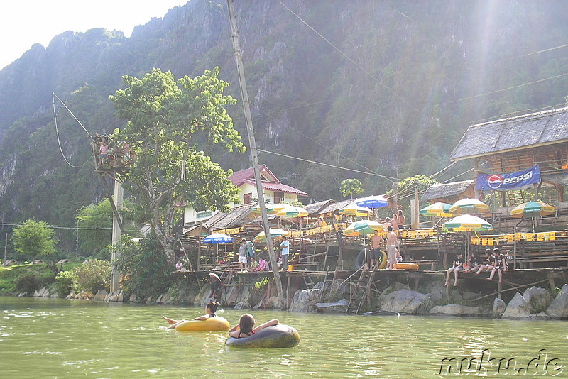 Bar mit Sprungturm am Nam Song