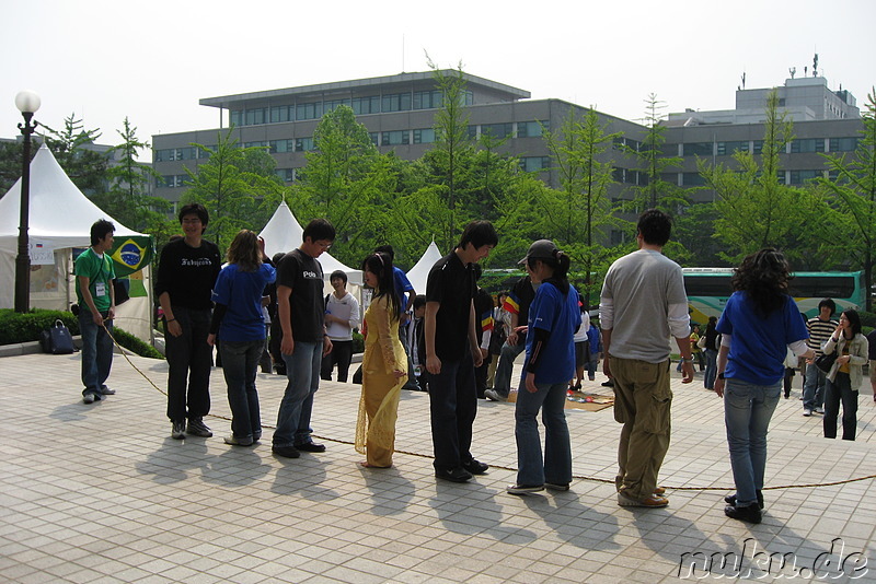 Bei diesem Hüpfspiel werden Sprachstudentinnen mit Yonsei-Studenten verkuppelt
