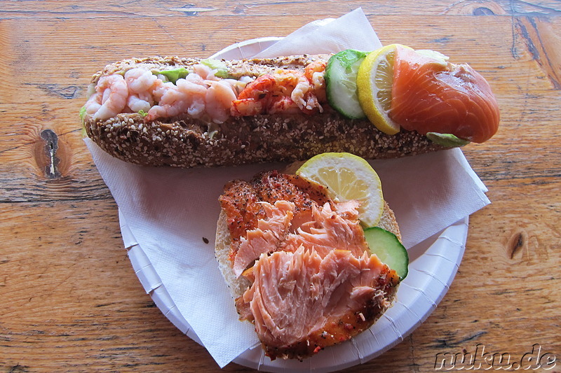 Belegte Fischbroetchen vom Markt im Hafen von Bergen, Norwegen