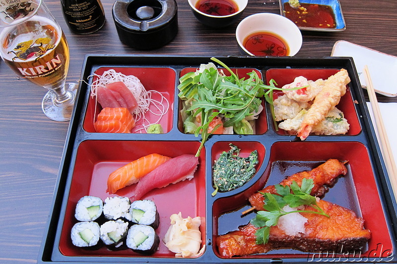Bento Box mit Sushi, Sashimi, Tempura, Fisch und Salat im Restaurant Hiro Sakao, Fürth