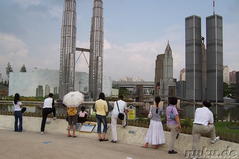 Besucher bewundern die "Skyline von Aiinsworld"