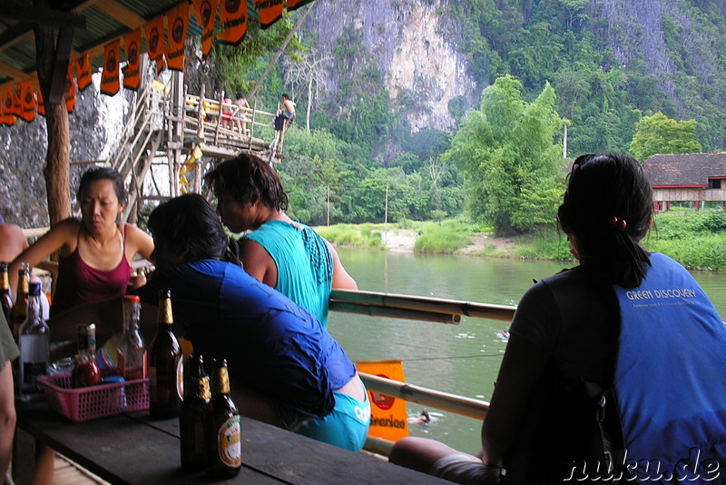 Bierpause in einer Strandbar, Vang Vieng