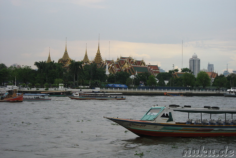 Blick auf das nördliche Ufer mit den Dächern des Grand Palace