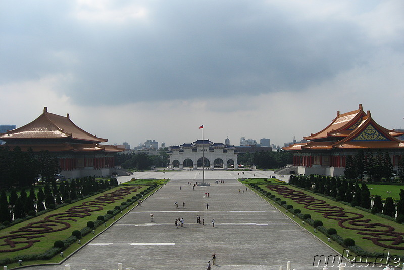Blick auf das Ta Chung Chih Cheng Tor, links: National Theater, rechts: National Concert Hall