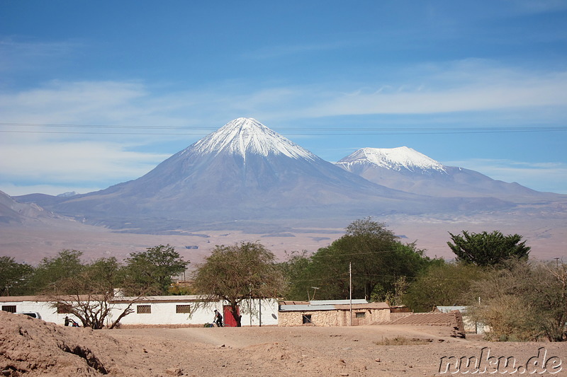 Blick auf den Licancabur Vulkan vom Parkplatz am Friedhof, San Pedro de Atacama, Chile