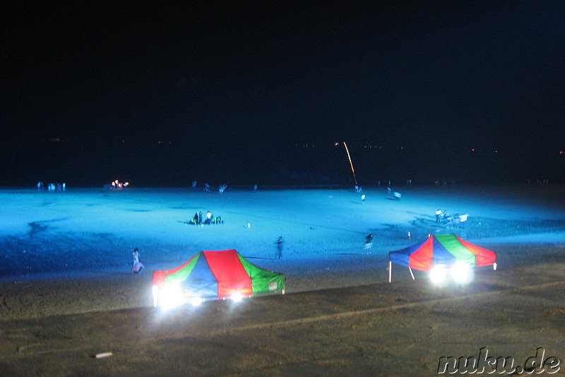 Blick auf den Strand bei Nacht