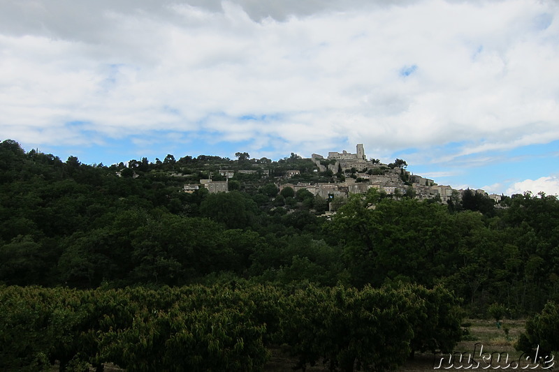 Blick auf die Altstadt von Lacoste im Naturpark Luberon, Frankreich