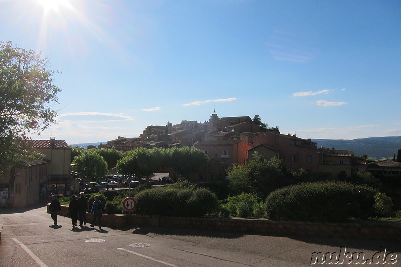 Blick auf die Altstadt von Roussillon im Naturpark Luberon, Frankreich