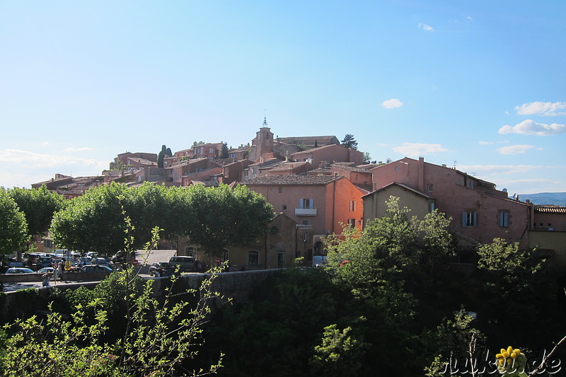 Blick auf die Altstadt von Roussillon im Naturpark Luberon, Frankreich