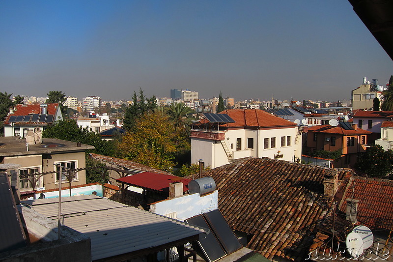 Blick auf die Dächer der Altstadt von Antalya, Türkei