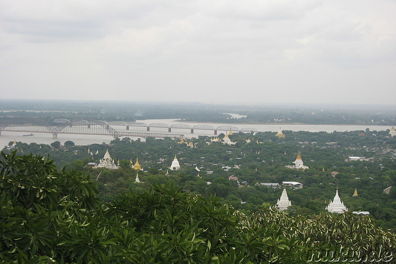 Blick auf die neue und alte Sagaing Bridge