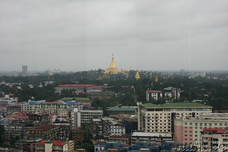 Blick auf die Shwe Dagon Paya vom Sakura Tower in Rangun